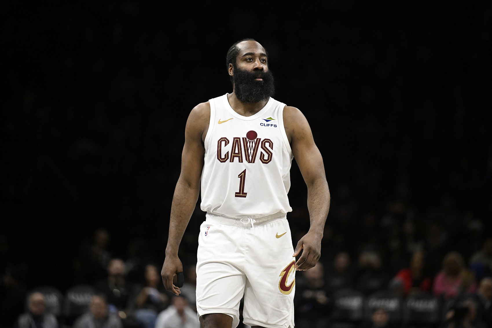 开云-强行续命!哈登单打晃退班凯罗强行撤步三分球续命