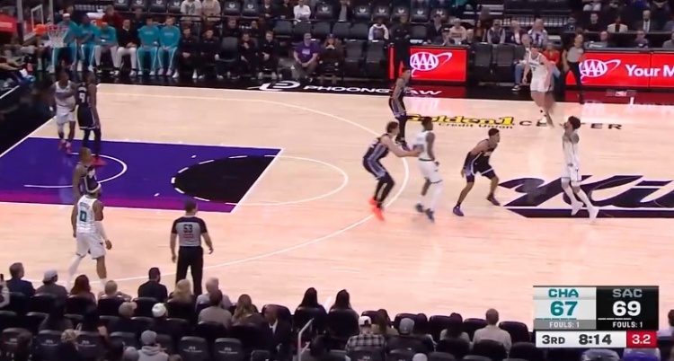 kaiyun-手感来了怎么投都进！三球接锅三分 踩着logo直接压哨扔进！